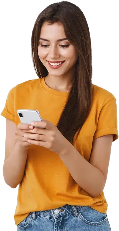 Mulher sorridente olhando o celular