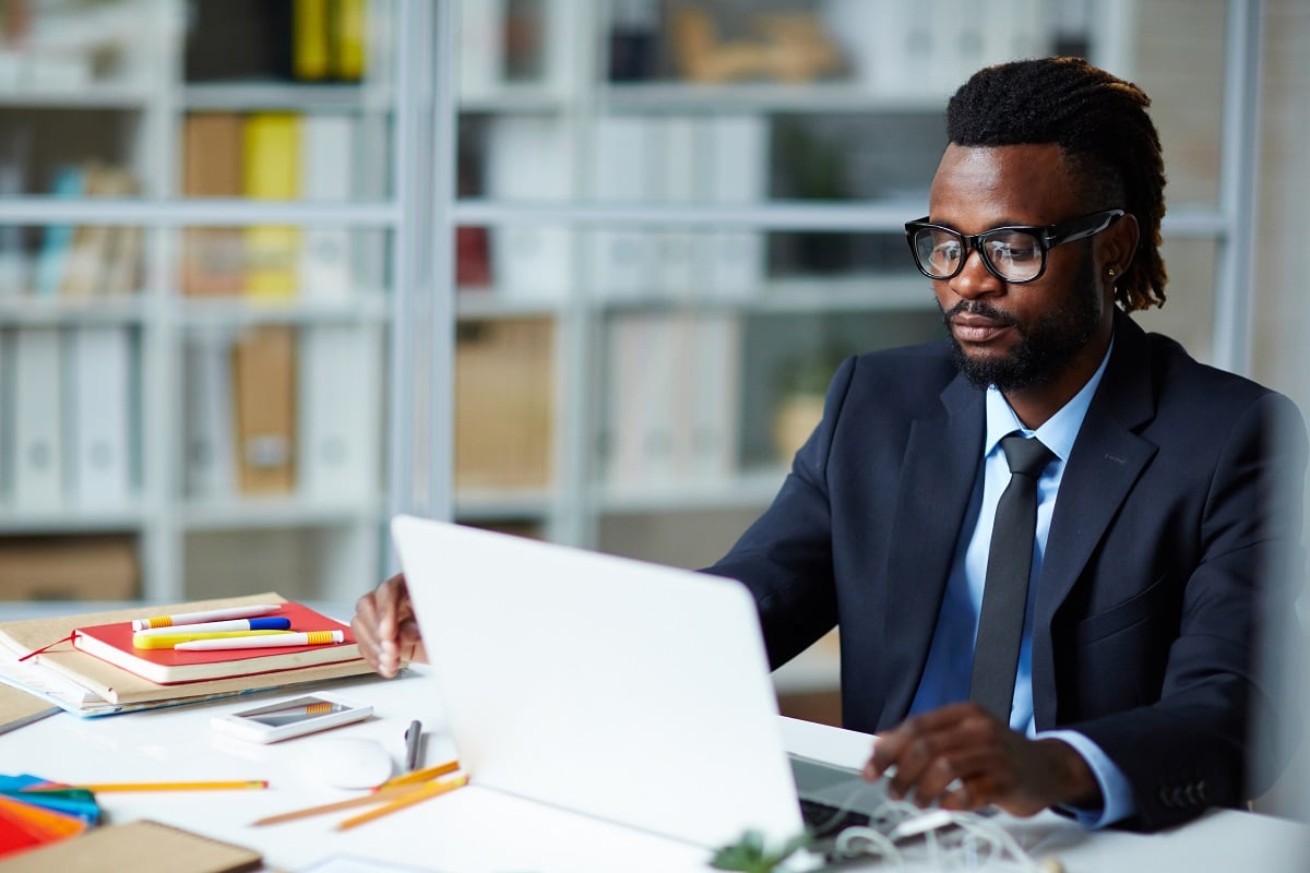 Qual o período mínimo para contratar uma empresa de limpeza terceirizada?