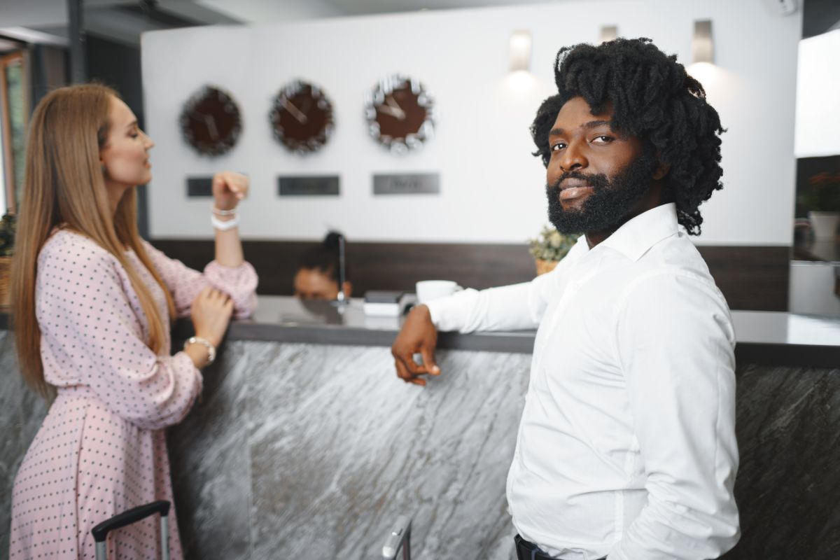 Homem e mulher sendo atendidos em recepção