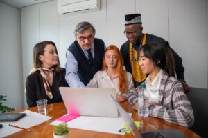 Pessoas em mesa de escritório reunidas