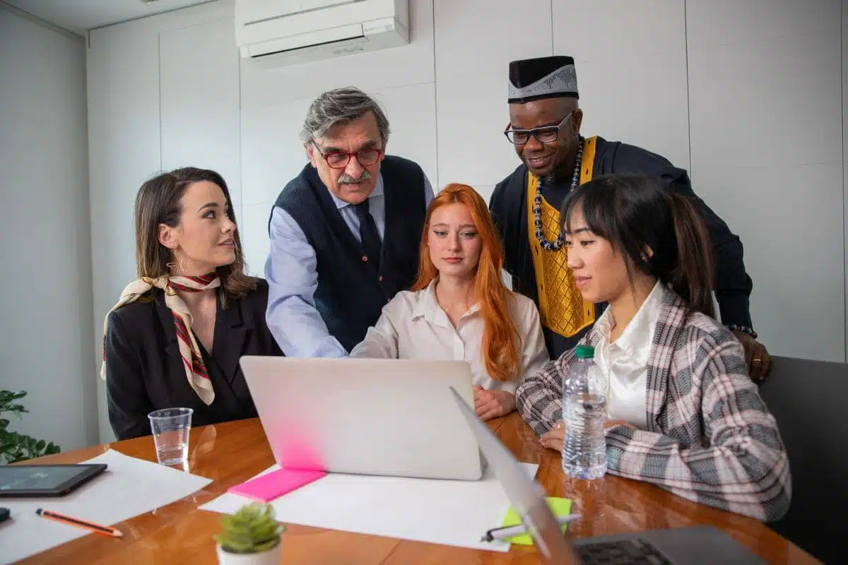 Pessoas em mesa de escritório reunidas