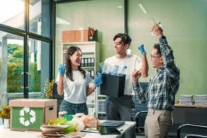 Equipe discutindo estrategias de limpeza