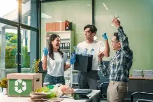 Equipe discutindo estrategias de limpeza