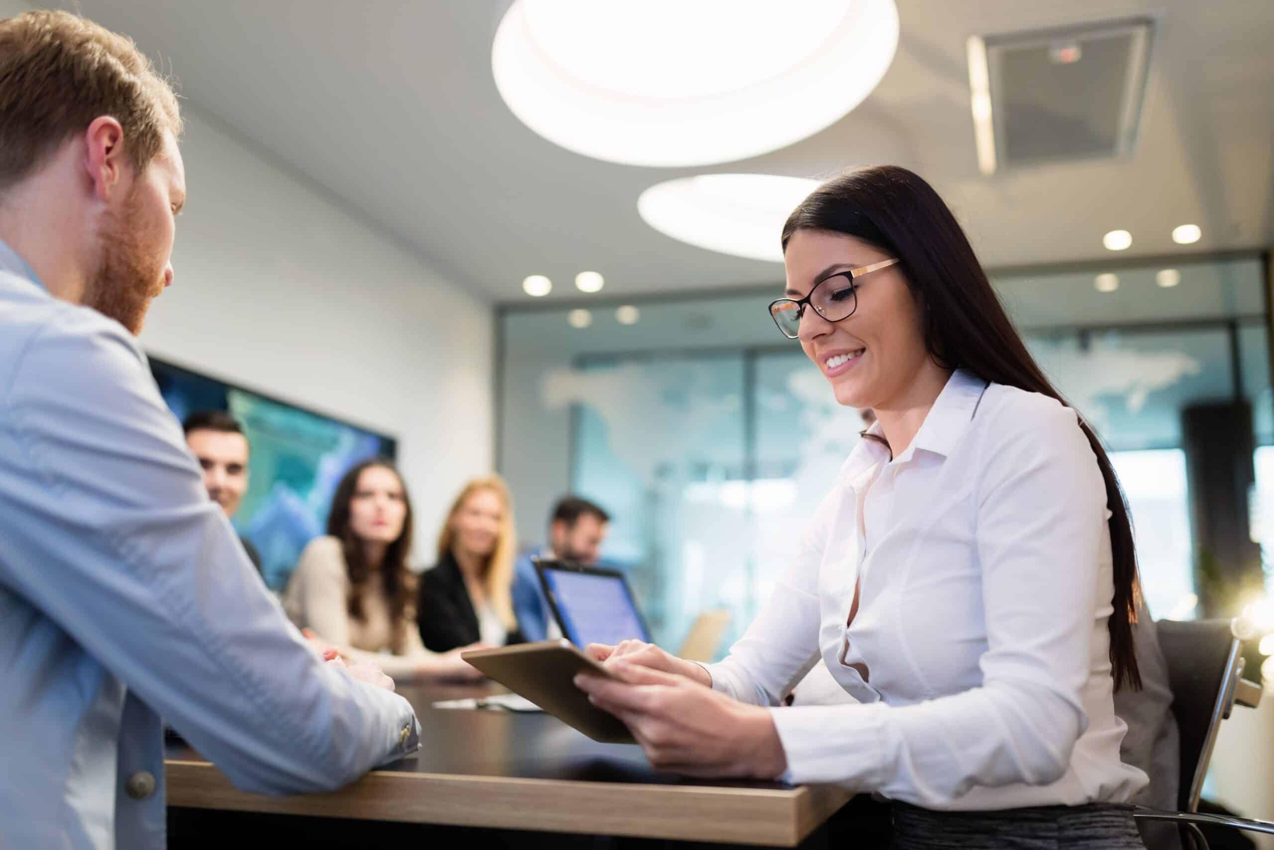 Mulher elegante atendendo pessoas na recepção