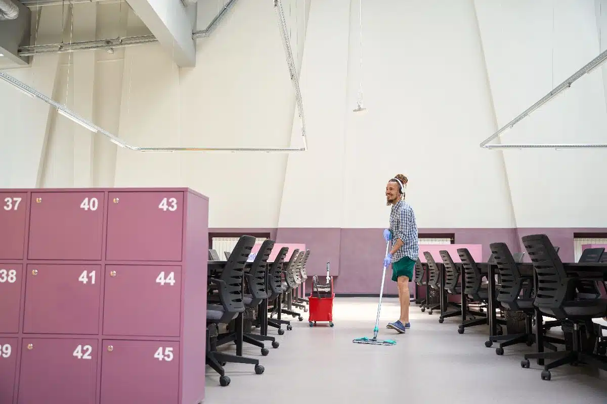 Homem realizando serviços de limpeza